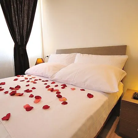 Living 3* روما